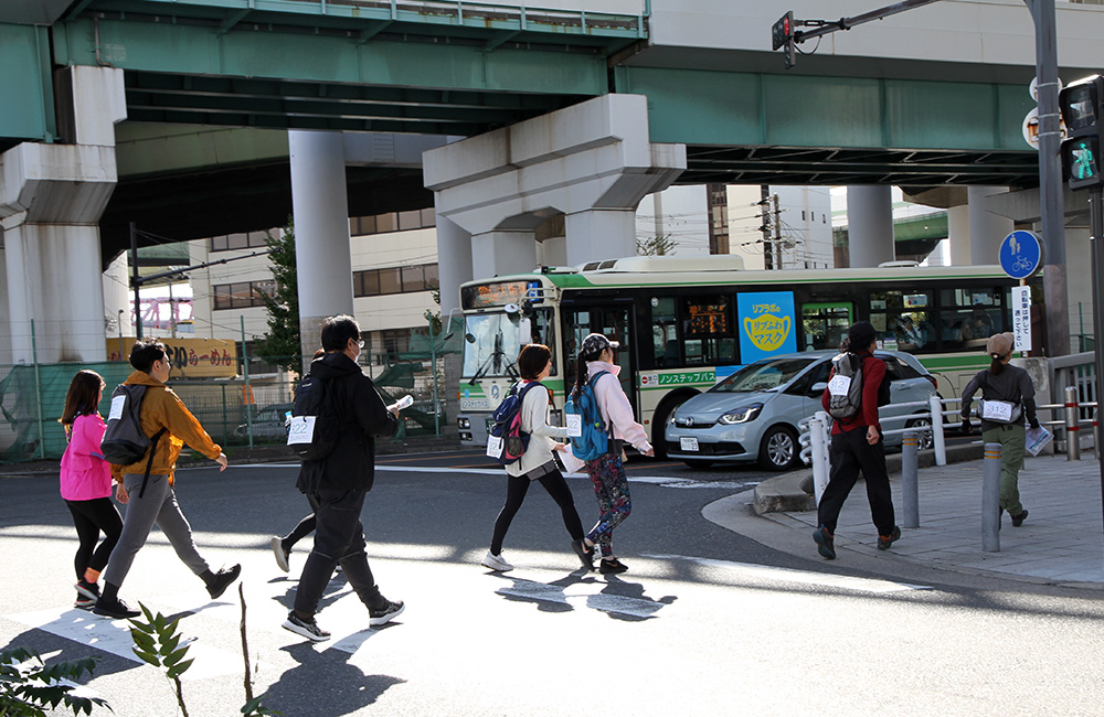チェックポイントへ向かって進む参加者